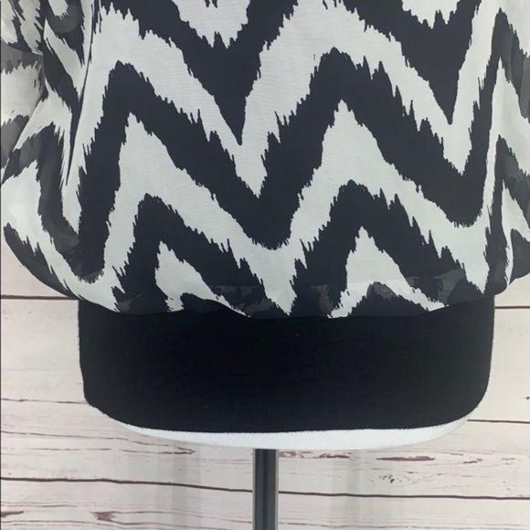 AB Studio Women's Black White Chevron Print Business Office Blouse‎ Size Small - Picture 6 of 8